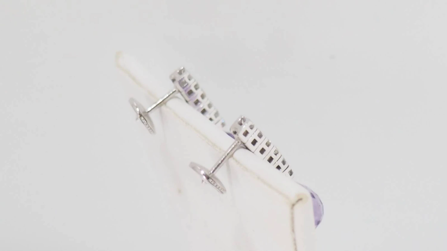 Boucles D'oreilles En Or Blanc, Améthystes Et Diamants 5 Boucles D'oreilles En Or Blanc, Améthystes Et Diamants – Image 5