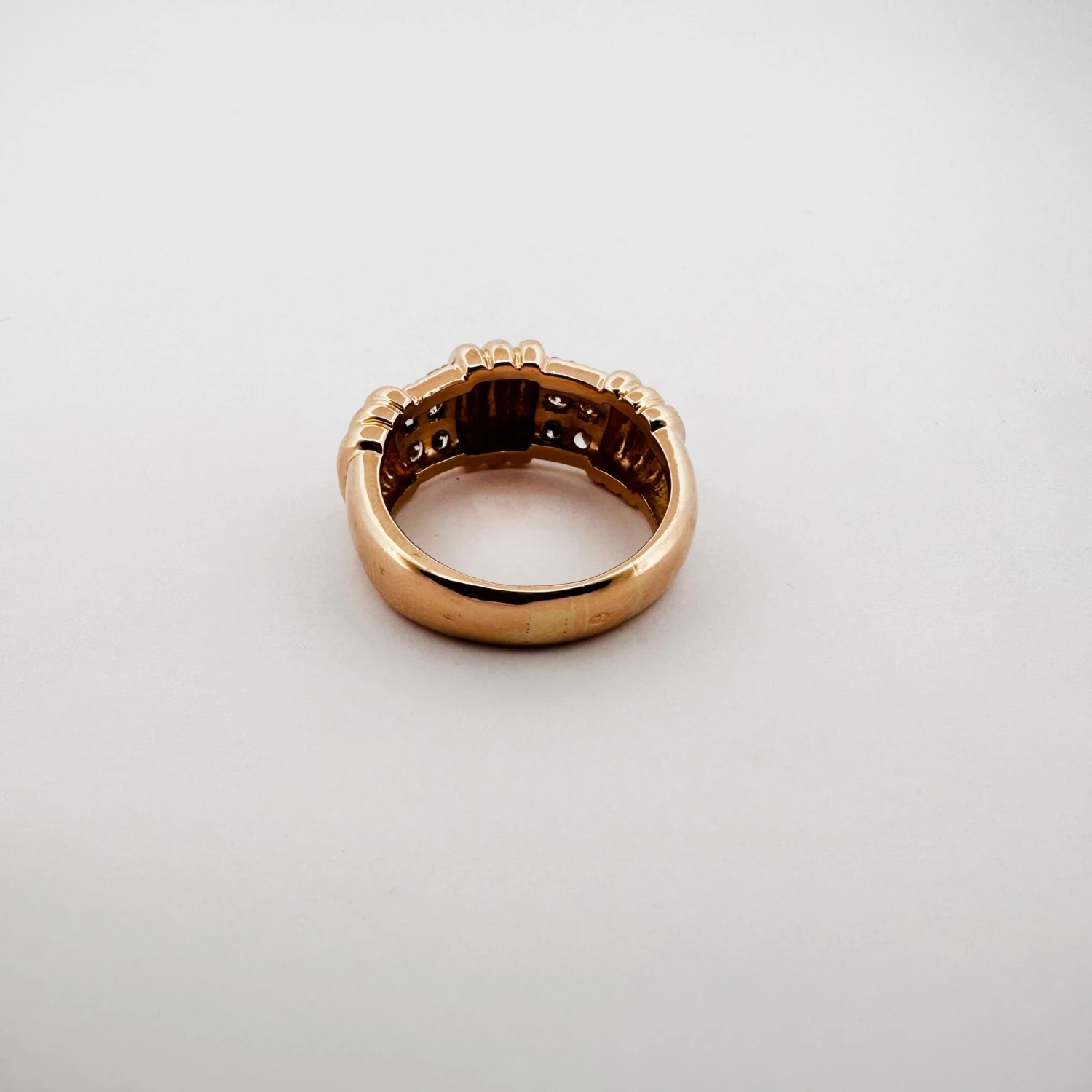 Bague Bandeau à Godrons En Or Jaune Et Diamants 2 Bague Bandeau à Godrons En Or Jaune Et Diamants – Image 2