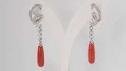 Pendants D'oreilles En Or Blanc, Diamants Et Corail