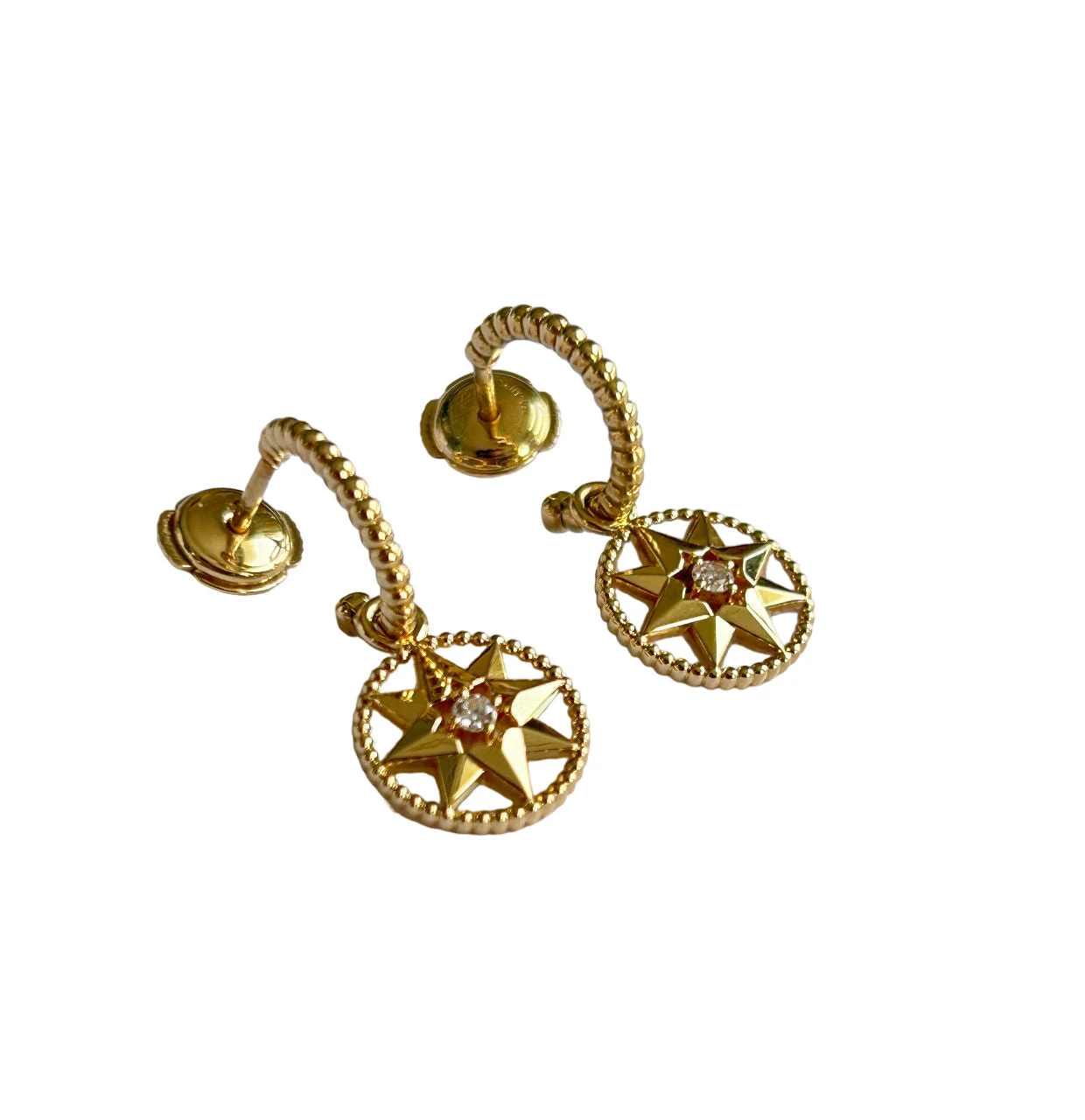 Paire De Boucles D'oreilles DIOR "Rose Des Vents" En Or Jaune, Nacre Et Diamants 1 Paire De Boucles D'oreilles DIOR "Rose Des Vents" En Or Jaune, Nacre Et Diamants