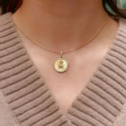 Médaille Amour Augis Ronde Plus Qu'hier Moins Que Demain Or Jaune Diamant Rubis -Castafiore Boutique medaille amour augis ronde plus quhier moins que demain or jaune diamant rubis 361946