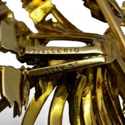 MELLERIO Broche En Or Jaune, Le Centre Orné D’émeraude, De Rubis Et De Diamants. -Castafiore Boutique mellerio broche en or jaune le centre orne demeraude de rubis et de diamants 203969