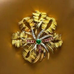 MELLERIO Broche En Or Jaune, Le Centre Orné D’émeraude, De Rubis Et De Diamants. -Castafiore Boutique mellerio broche en or jaune le centre orne demeraude de rubis et de diamants 835245