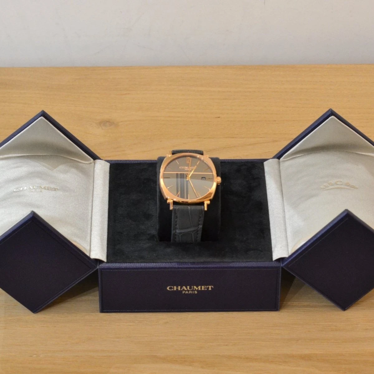 Montre CHAUMET "Dandy" En Or, Cuir Et Saphir 5 Montre CHAUMET "Dandy" En Or, Cuir Et Saphir – Image 5