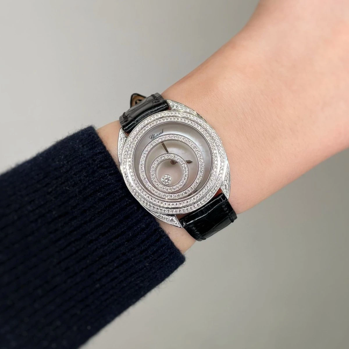 Montre CHOPARD "Happy Spirit" En Or Blanc, Nacre Et Diamants 2 Montre CHOPARD "Happy Spirit" En Or Blanc, Nacre Et Diamants – Image 2