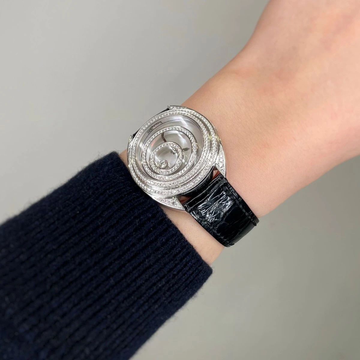 Montre CHOPARD "Happy Spirit" En Or Blanc, Nacre Et Diamants 4 Montre CHOPARD "Happy Spirit" En Or Blanc, Nacre Et Diamants – Image 4