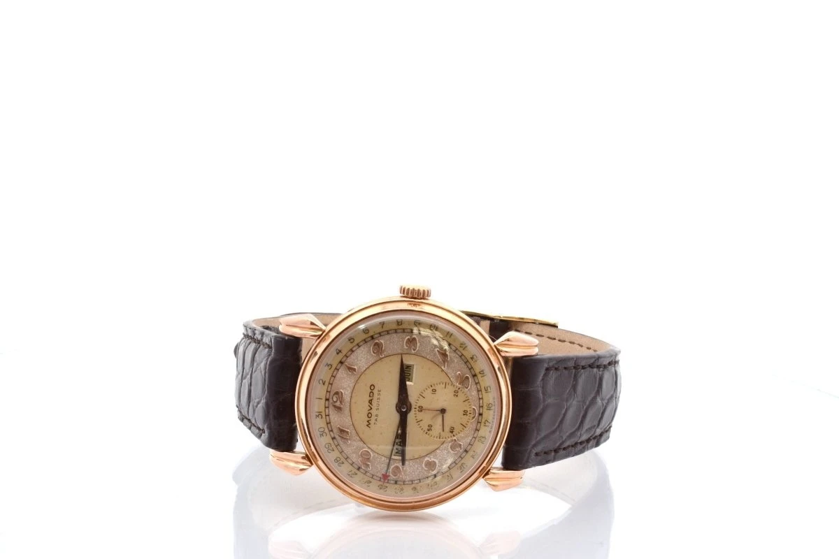 Montre MOVADO "Triple Calendar" En Or Jaune, Plexi Et Cuir 2 Montre MOVADO "Triple Calendar" En Or Jaune, Plexi Et Cuir – Image 2