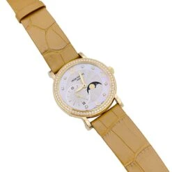 Miller Montre PATEK PHILIPPE "Calatrava Moon Phase" Or Jaune, Nacre, Diamants, Cuir. -Castafiore Boutique montre patek philippe calatrava moon phase or jaune nacre diamants cuir 625850