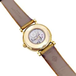 Miller Montre PATEK PHILIPPE "Calatrava Moon Phase" Or Jaune, Nacre, Diamants, Cuir. -Castafiore Boutique montre patek philippe calatrava moon phase or jaune nacre diamants cuir 856004