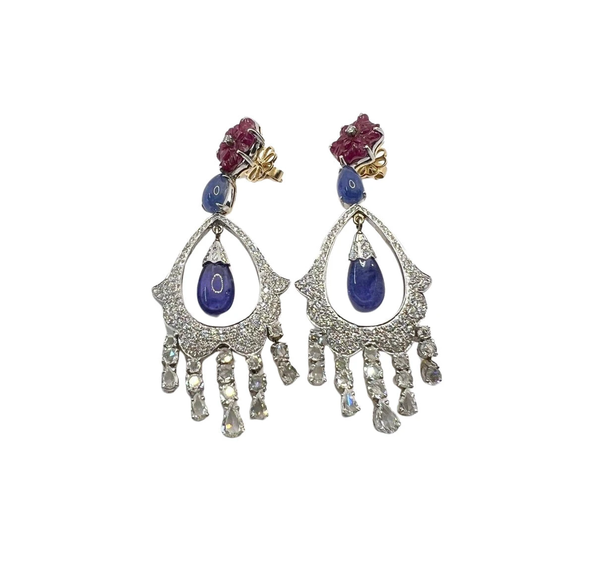 Boucles D'oreilles En Or 18 Carats Avec Des Diamants Naturels, Des Tanzanites Naturelles Et Des Rubis Naturels. 1 Boucles D'oreilles En Or 18 Carats Avec Des Diamants Naturels, Des Tanzanites Naturelles Et Des Rubis Naturels.