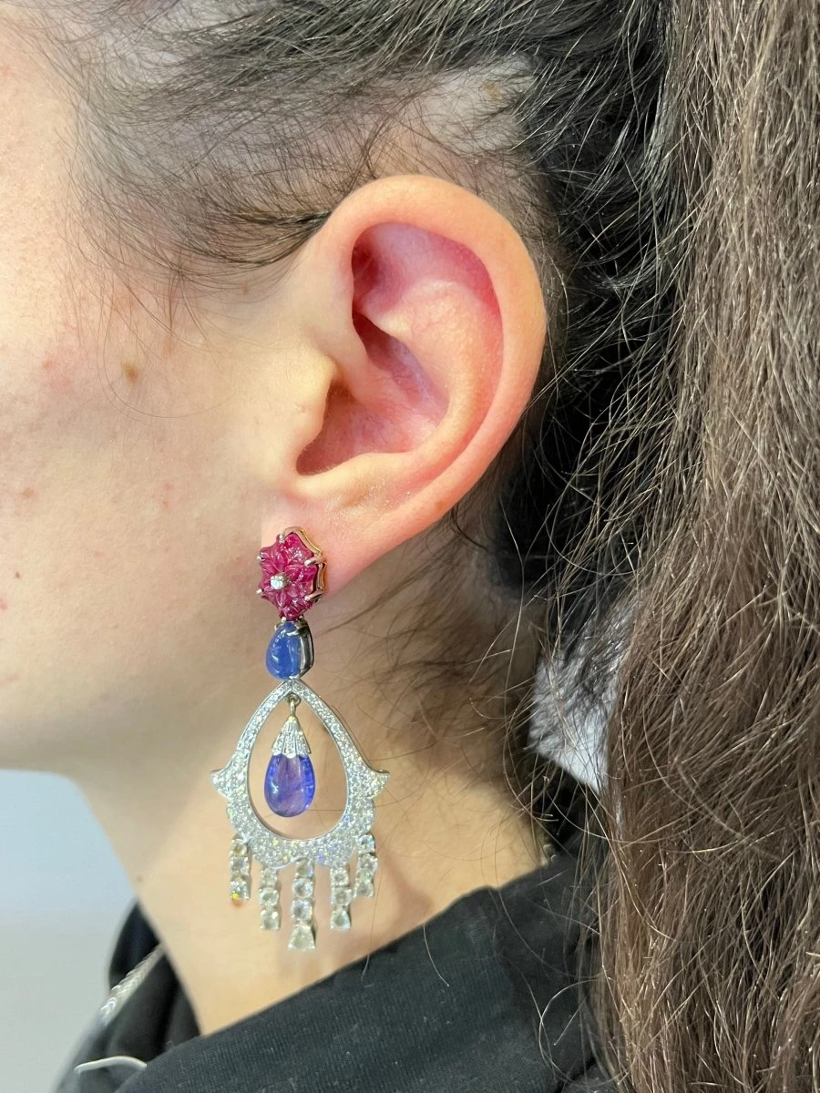 Boucles D'oreilles En Or 18 Carats Avec Des Diamants Naturels, Des Tanzanites Naturelles Et Des Rubis Naturels. 2 Boucles D'oreilles En Or 18 Carats Avec Des Diamants Naturels, Des Tanzanites Naturelles Et Des Rubis Naturels. – Image 2