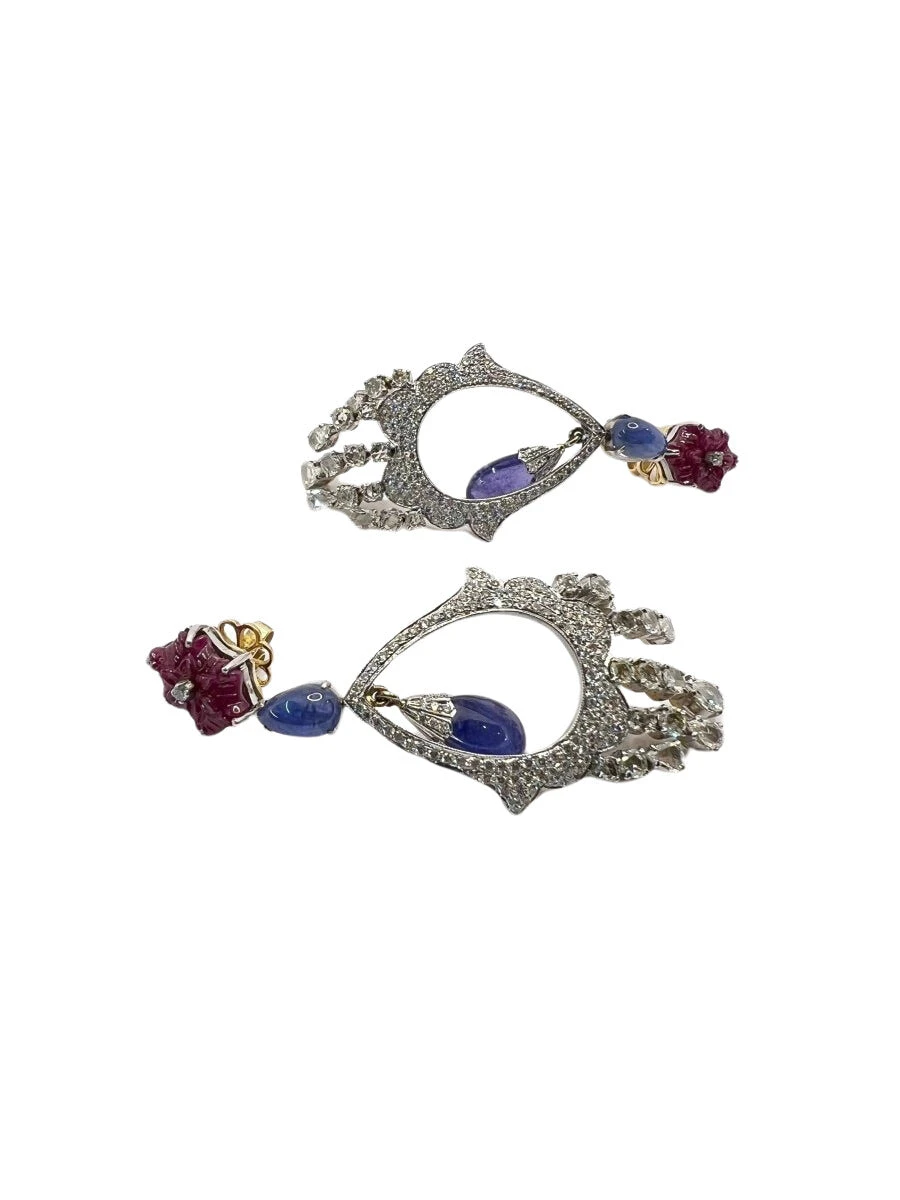 Boucles D'oreilles En Or 18 Carats Avec Des Diamants Naturels, Des Tanzanites Naturelles Et Des Rubis Naturels. 4 Boucles D'oreilles En Or 18 Carats Avec Des Diamants Naturels, Des Tanzanites Naturelles Et Des Rubis Naturels. – Image 4