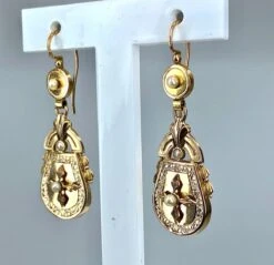 Paire De Boucles D’oreilles En Or Jaune Et Perles Fines -Castafiore Boutique paire de boucles doreilles en or jaune et perles fines 210282