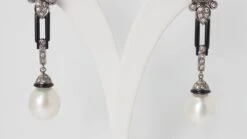 Paire De Pendants D'oreilles En Or Blanc Diamants Cognacs Et Perles -Castafiore Boutique paire de pendants doreilles en or blanc diamants cognacs et perles 279428