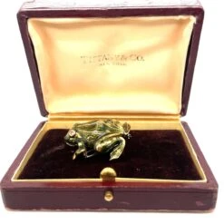 Broche Clip TIFFANY & CO. "Grenouille" En Or Jaune, émail Et Diamants -Castafiore Boutique tiffany co enamel and diamond frog pendantbrooch 18 karat gold 470230